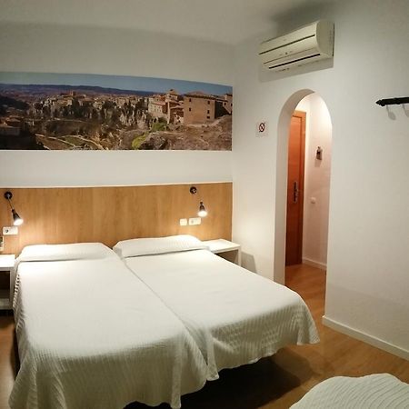 Hostal Restaurante Cornella Cornellà de Llobregat Exterior foto