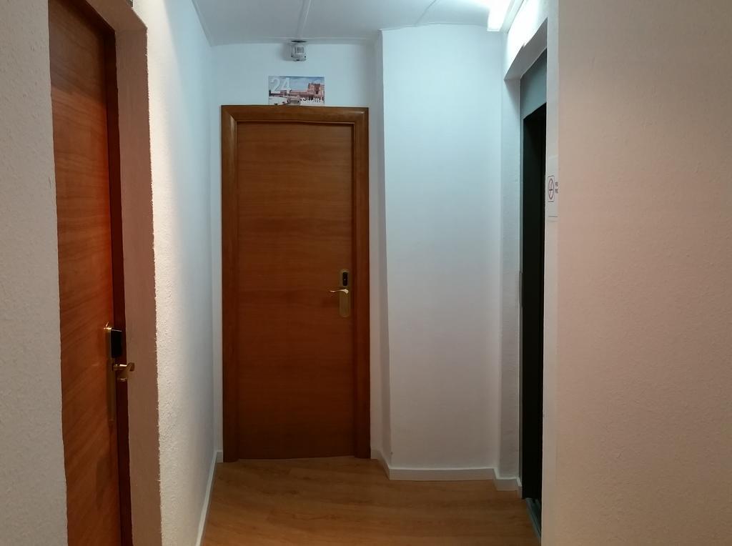 Hostal Restaurante Cornella Cornellà de Llobregat Exterior foto