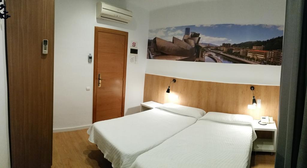 Hostal Restaurante Cornella Cornellà de Llobregat Exterior foto